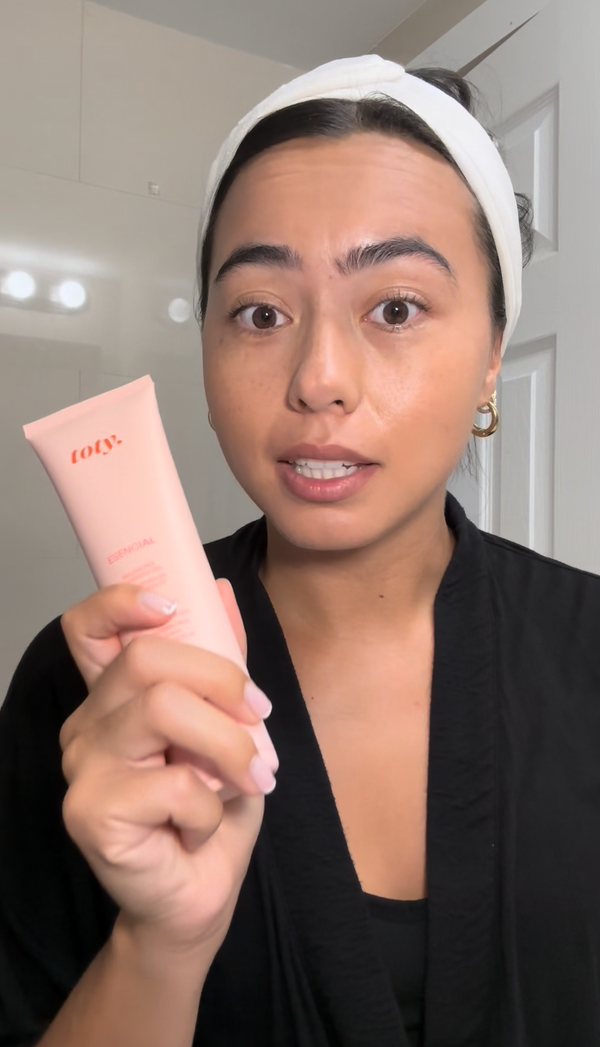 UGC Creator using Esencial Cleanser